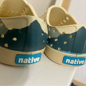 Native Kids Water Shoes in Cream and Dark Blue